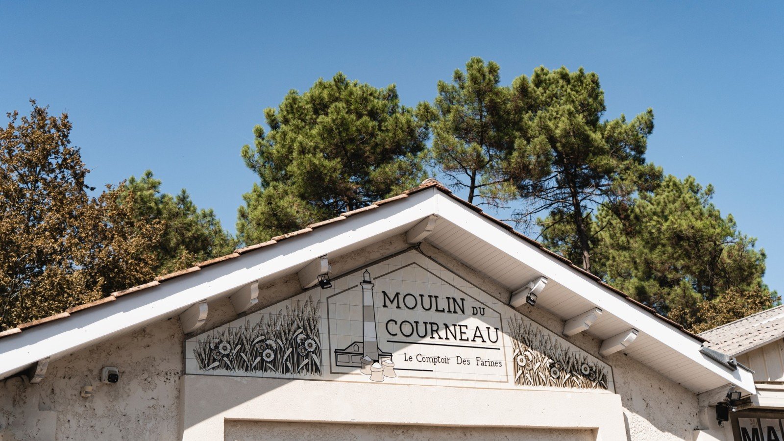 L'enseigne du moulin du Courneau, qui transforme nos céréales en farine