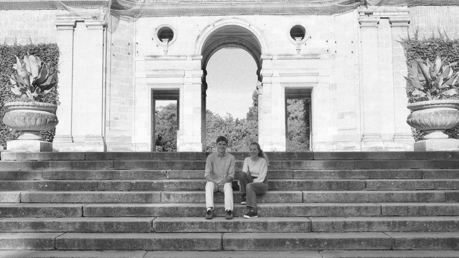 Maxime et Capucine, assis côte à côte sur les marches d’un grand escalier de pierre